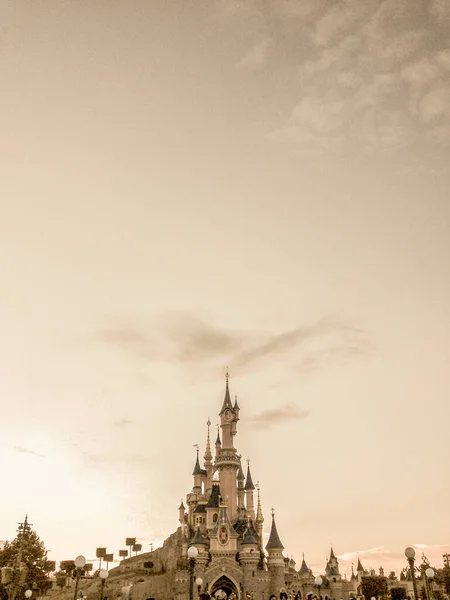 París Francia 2017 Vista Vertical Del Castillo Disneyland Paris Cielo —  Fotos de Stock