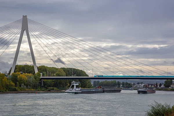 Neuwied Duitsland Sep 2019 Twee Transportschepen Voor Brug Rivier Rijn — Stockfoto