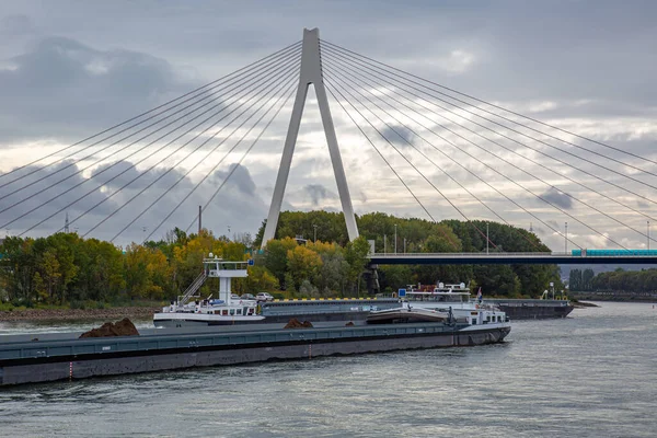 Neuwied Německo Září 2019 Dvě Transportní Lodě Před Mostem Přes — Stock fotografie