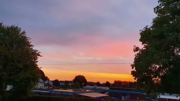 Ein Atemberaubender Blick Auf Einen Farbenfrohen Sonnenuntergangshimmel Über Der Stadt — Stockfoto