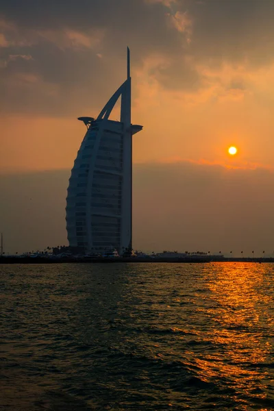 Pionowe Ujęcie Burj Arab Dubaju Zachodzie Słońca — Zdjęcie stockowe