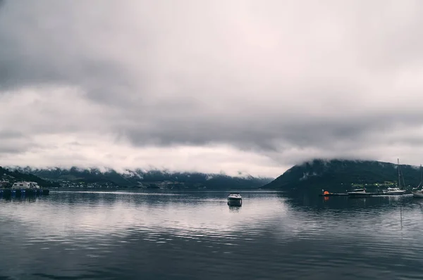 Lac Avec Fond Forêt Montagne Sous Ciel Nuageux — Photo