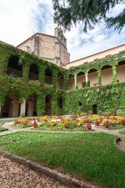 Uno Scatto Verticale Bellissimo Giardino Nel Monastero Yuste Estremadura Spagna — Foto Stock