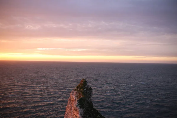 Vista Hipnotizante Pôr Sol Sobre Oceano Com Pedaço Rocha Primeiro — Fotografia de Stock