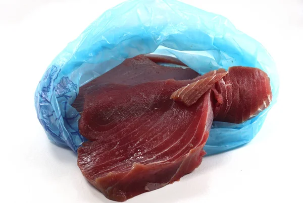 Eine Scheibe Rohes Rotes Thunfischsteak Einer Blauen Plastiktüte Isoliert Auf — Stockfoto