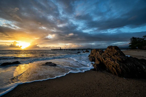 Krásný Záběr Pláž Při Západu Slunce Pod Zataženou Oblohou Cairns — Stock fotografie