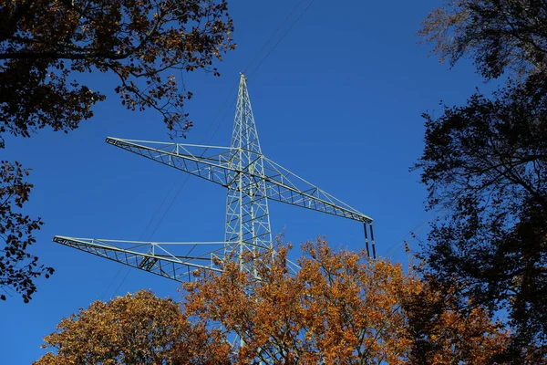 Eine Flache Aufnahme Eines Sendemastes Mit Blauem Himmel Hintergrund — Stockfoto