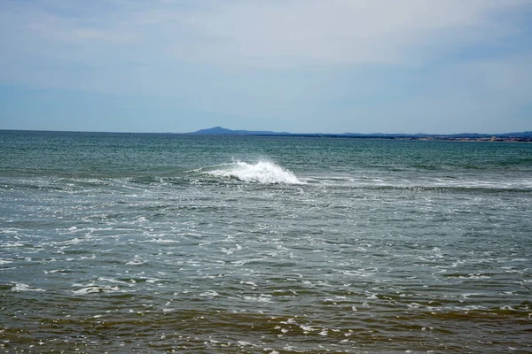 Beautiful View Waves Splashing Crashing Sea Summer Day — Stock Photo, Image