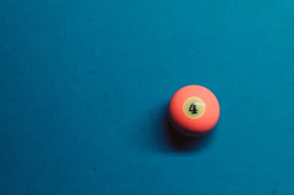 Une Boule Billard Avec Numéro Quatre Sur Surface Bleue — Photo