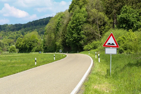 Tiro Perto Aviso Sinalização Estrada Perigo Uma Estrada Rural — Fotografia de Stock