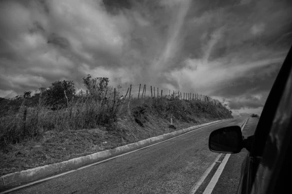 Vue Échelle Grise Une Voiture Traversant Une Autoroute Sous Ciel — Photo