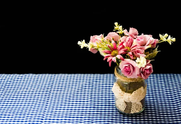 Eine Nahaufnahme Einer Weichen Floralen Komposition Einer Vase Auf Der — Stockfoto