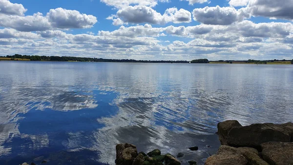 Uma Vista Fascinante Céu Azul Com Nuvens Fofas Refletidas Lago — Fotografia de Stock