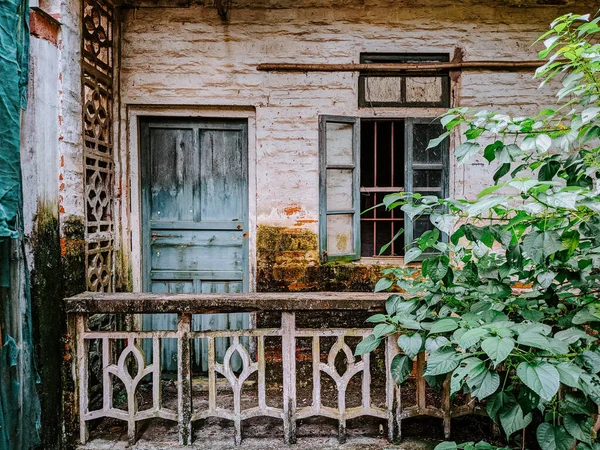 Eine Terrasse Eines Alten Hauses Mit Verwitterter Tür Und Fenster — Stockfoto