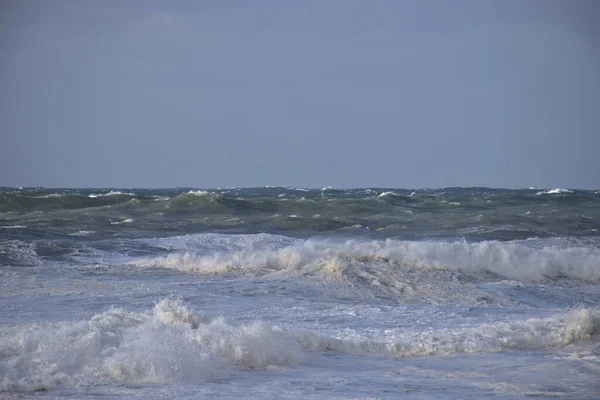 Une Mer Ondulée Sous Ciel Clair — Photo