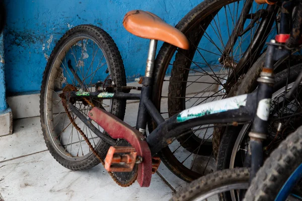 Ένα Κοντινό Πλάνο Ενός Εγκαταλελειμμένου Ποδηλάτου — Φωτογραφία Αρχείου