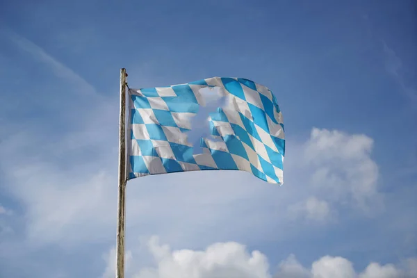 Zbliżenie Rozdartej Środkowej Bawarii Flagi Słupie Pochmurny Dzień — Zdjęcie stockowe