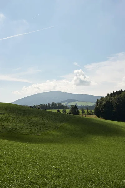 Bellissimo Paesaggio Circondato Montagne Sotto Cielo Nuvoloso — Foto Stock