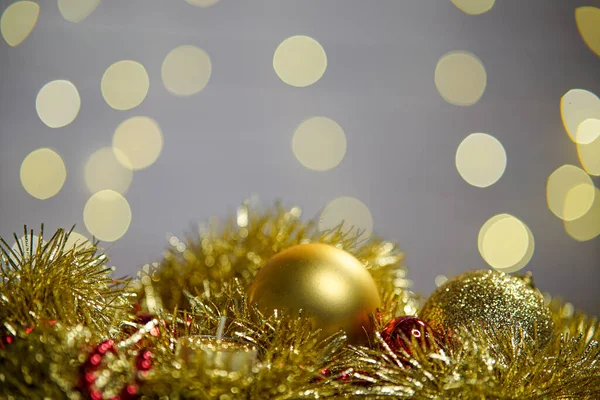 Ένα Κοντινό Πλάνο Από Χρυσές Χριστουγεννιάτικες Μπάλες Και Γιρλάντα Φόντο — Φωτογραφία Αρχείου