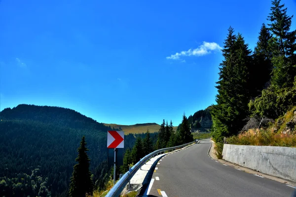 Die Straße Auf Der Rechten Seite Der Schönen Landschaft — Stockfoto