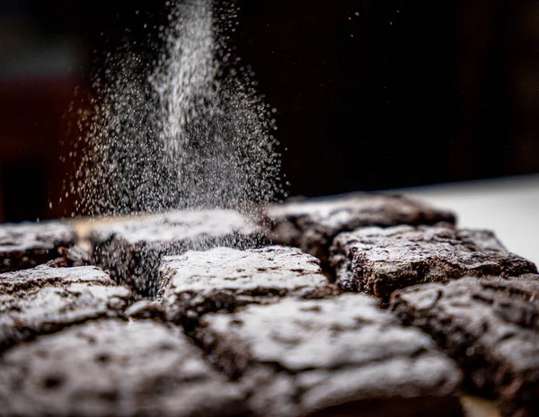 Κοντινό Πλάνο Φρεσκοψημένων Brownies Πασπαλισμένων Άχνη Ζάχαρη — Φωτογραφία Αρχείου