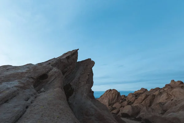 Piękne Ujęcie Skalistego Krajobrazu Zachmurzonym Tle Nieba Vasquez Rocks Kalifornia — Zdjęcie stockowe