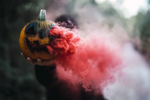 Hombre Sosteniendo Una Calabaza Tallada Con Humo Rojo Concepto Halloween —  Fotos de Stock