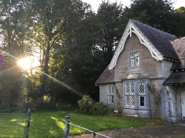 Bâtiment Abandonné Dans Parc Par Une Journée Ensoleillée — Photo