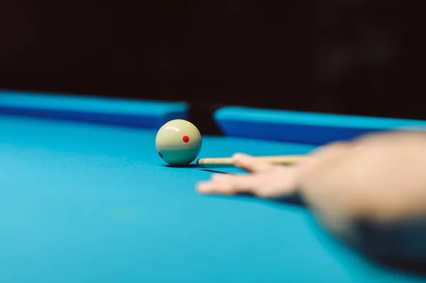 ボール付きブルービリヤードテーブルにキュースティック付きの手 — ストック写真