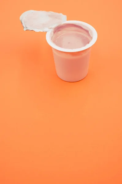 Vertikal Bild Öppnad Fruktyoghurt Orange Yta — Stockfoto