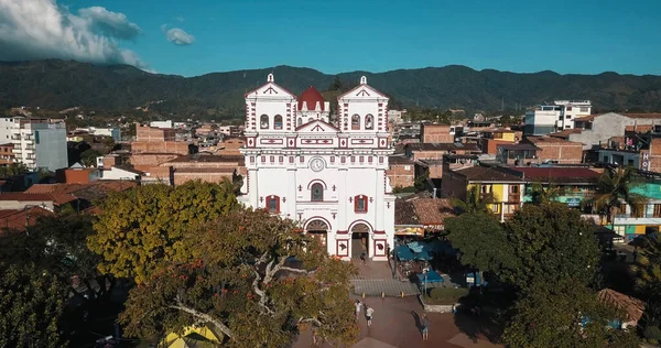 Снимок Знаменитой Церкви Гватапе Колумбии Голубом Фоне Неба — стоковое фото