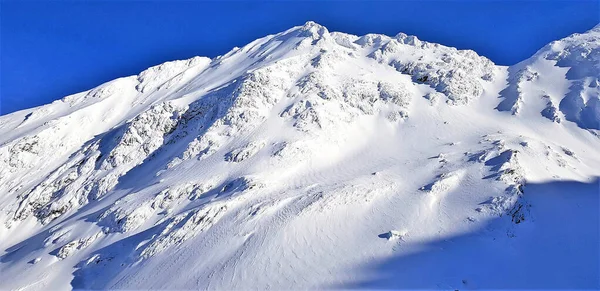 法加拉山脉的山脊 罗马尼亚被雪覆盖着 — 图库照片