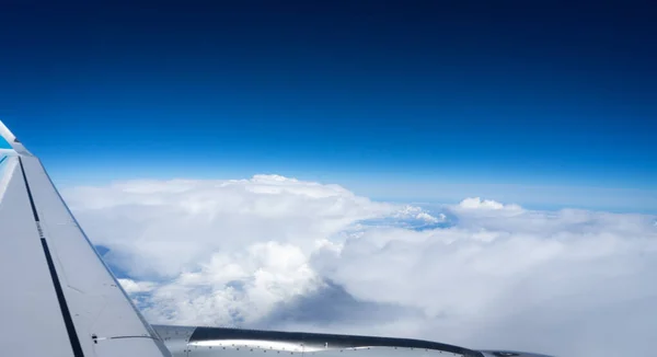 雲の上の美しい空に対する飛行機の魅惑的な景色 — ストック写真