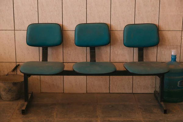 Tiro Close Cadeiras Verdes Uma Fileira Vestiário — Fotografia de Stock