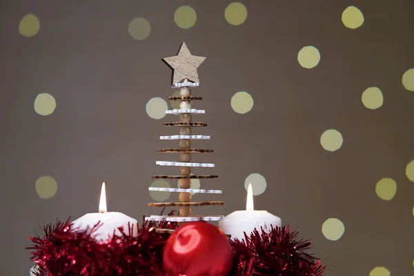 Primer Plano Las Decoraciones Rojas Navidad Con Velas Encendidas Fondo — Foto de Stock