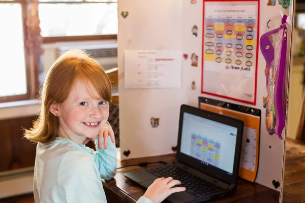 Schenectady Vereinigte Staaten Oktober 2020 Junges Mädchen Mit Laptop Hausaufgabenbetreuung — Stockfoto