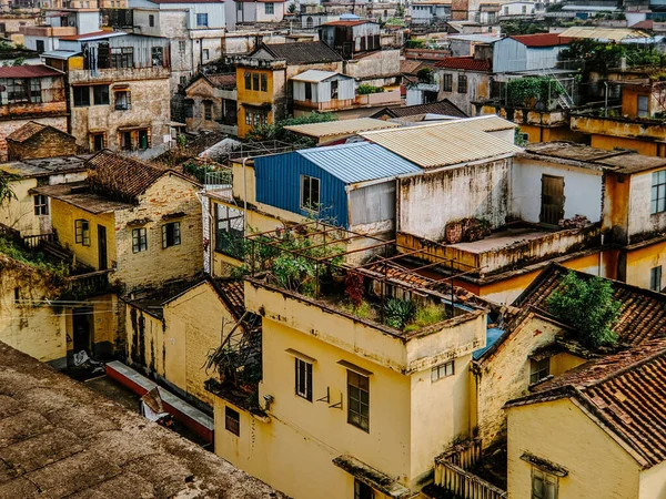 Tiro Paisagem Urbana Com Casas Pequenas Velhas — Fotografia de Stock