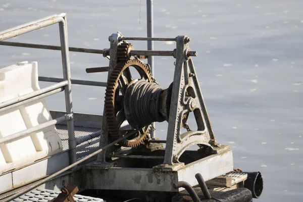 Tiro Close Velho Barco Enferrujado Engrenagem Polia — Fotografia de Stock