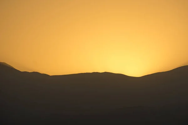 Uitzicht Een Prachtige Zonsondergang Hoge Bergen — Stockfoto