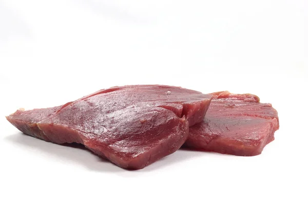 Una Rebanada Carne Atún Rojo Cruda Aislada Sobre Fondo Blanco —  Fotos de Stock