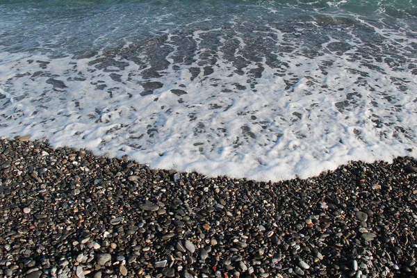 Primo Piano Onde Schiuma Che Colpiscono Una Spiaggia Rocciosa — Foto Stock