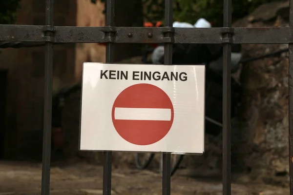 Πλάκες Μεταλλική Πύλη Κείμενο Στα Γερμανικά Δεν Υπάρχει Καταχώρηση — Φωτογραφία Αρχείου