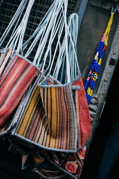 Vertikal Närbild Bild Färgglada Vävda Små Lyftsäckar Visas Butik — Stockfoto