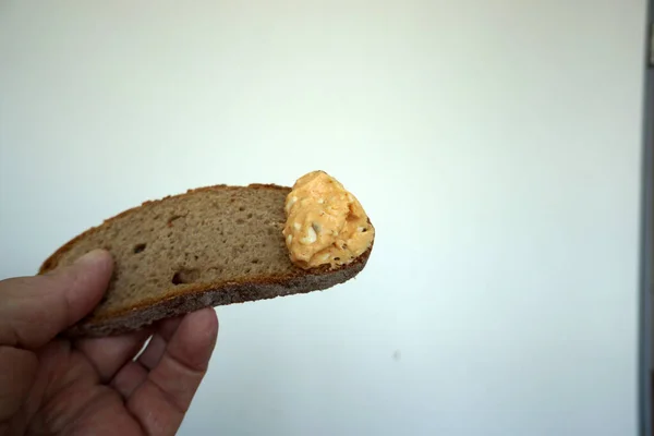 Primo Piano Una Fetta Pane Campagna Mano Con Burro Arachidi — Foto Stock