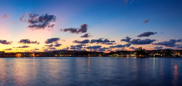 Kleurrijke Lichtreflecties Het Rustige Wateroppervlak Van Een Badplaats Matanzas Cuba — Stockfoto