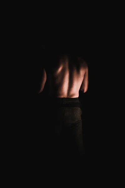 在黑暗中垂直拍摄的人的背影 — 图库照片