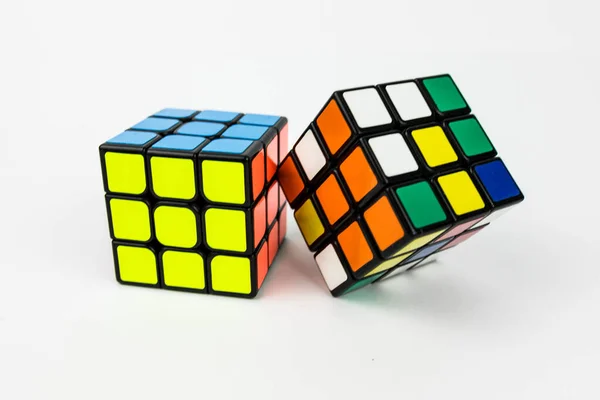 Los Cubos Coloridos Rubik Sobre Fondo Blanco — Foto de Stock