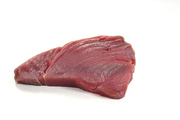 Uma Fatia Carne Crua Atum Vermelho Isolada Sobre Fundo Branco — Fotografia de Stock