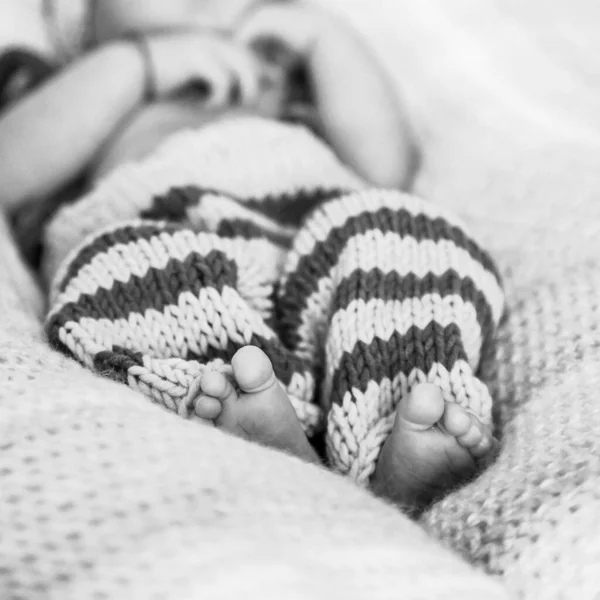 Uma Foto Preto Branco Bebê Dormindo Sua Cama Macia — Fotografia de Stock