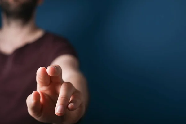 Homem Apontando Dedo Fundo Azul — Fotografia de Stock